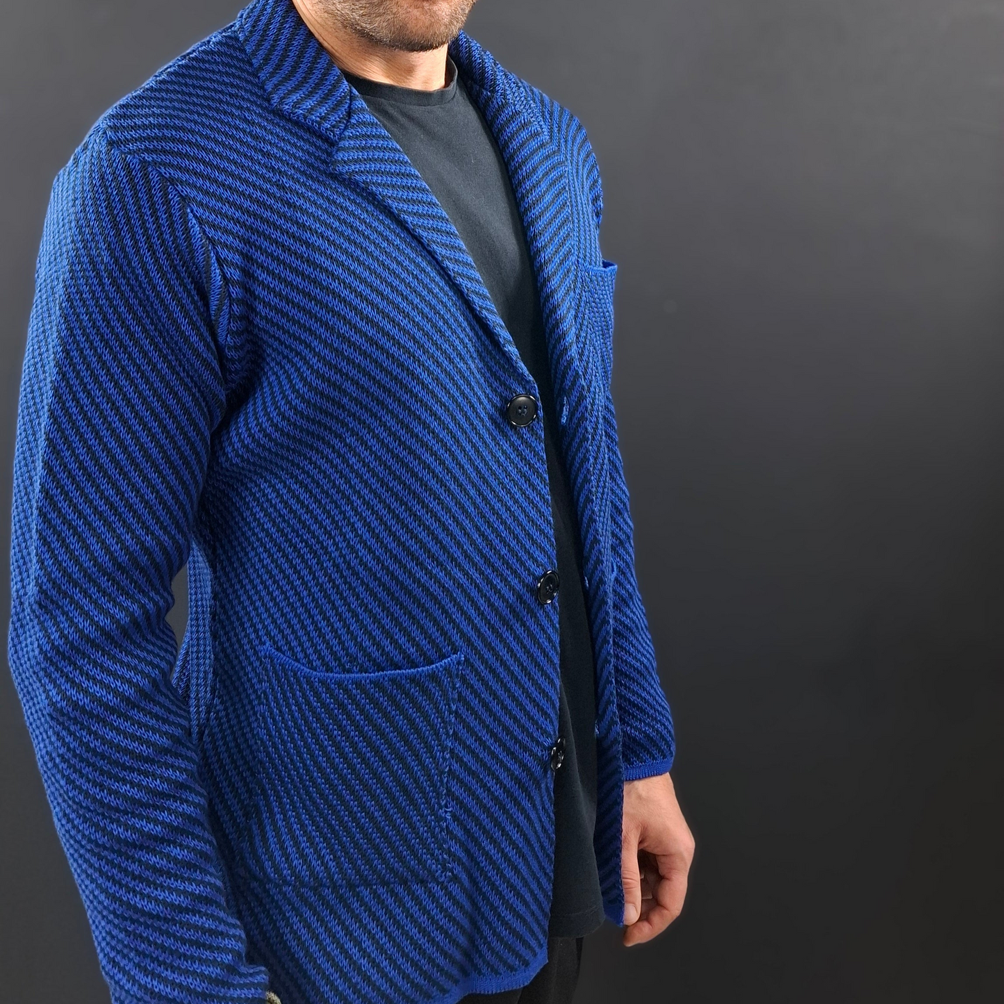 HERREN-CARDIGAN AUS 100 % BAUMWOLLE, ZWEIREIHIG, HERINGSMUSTER, MASSGESCHNEIDERT, HERGESTELLT IN ITALIEN